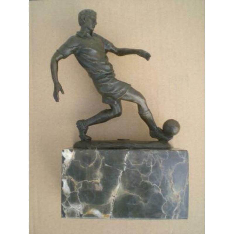 Bronzen beeld voetballer op marmeren sokkel