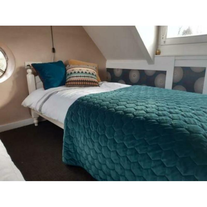 Nostalgisch bed met elektrische bodem geverfd met krijt verf