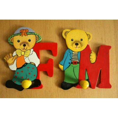 leuke houten kapstokjes, letter M en F met beer