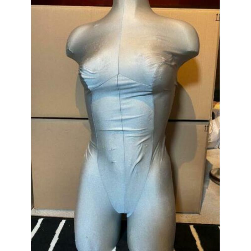 Zeer nette zilvere kleding pop voor etalage of op de markt
