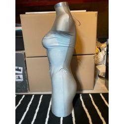 Zeer nette zilvere kleding pop voor etalage of op de markt
