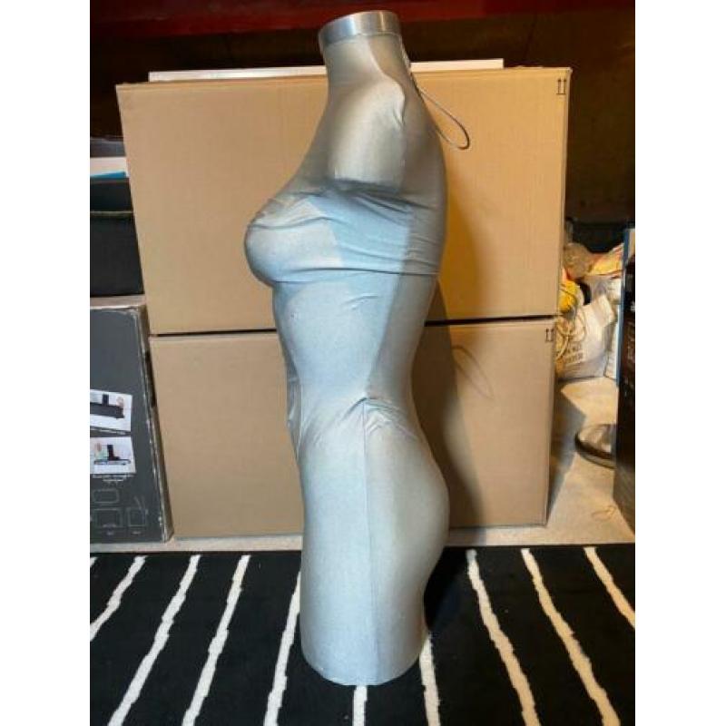 Zeer nette zilvere kleding pop voor etalage of op de markt