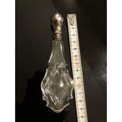 Parfum flesje met stopje en zilveren dop