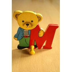 leuke houten kapstokjes, letter M en F met beer