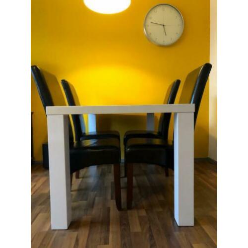 Tafel met 4 stoelen