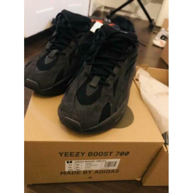 Adidas Yeezy Boots 700 Vanta maat 45