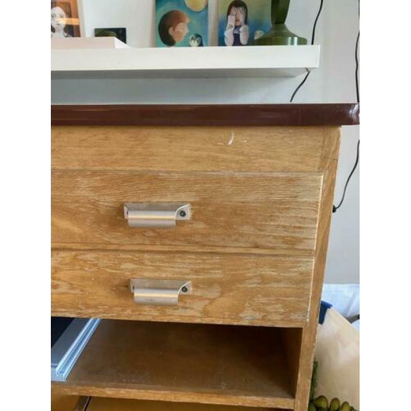 Dressoir met uitschuifbare ladeblokken.