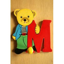 leuke houten kapstokjes, letter M en F met beer