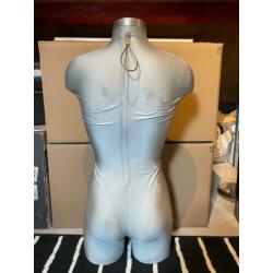 Zeer nette zilvere kleding pop voor etalage of op de markt