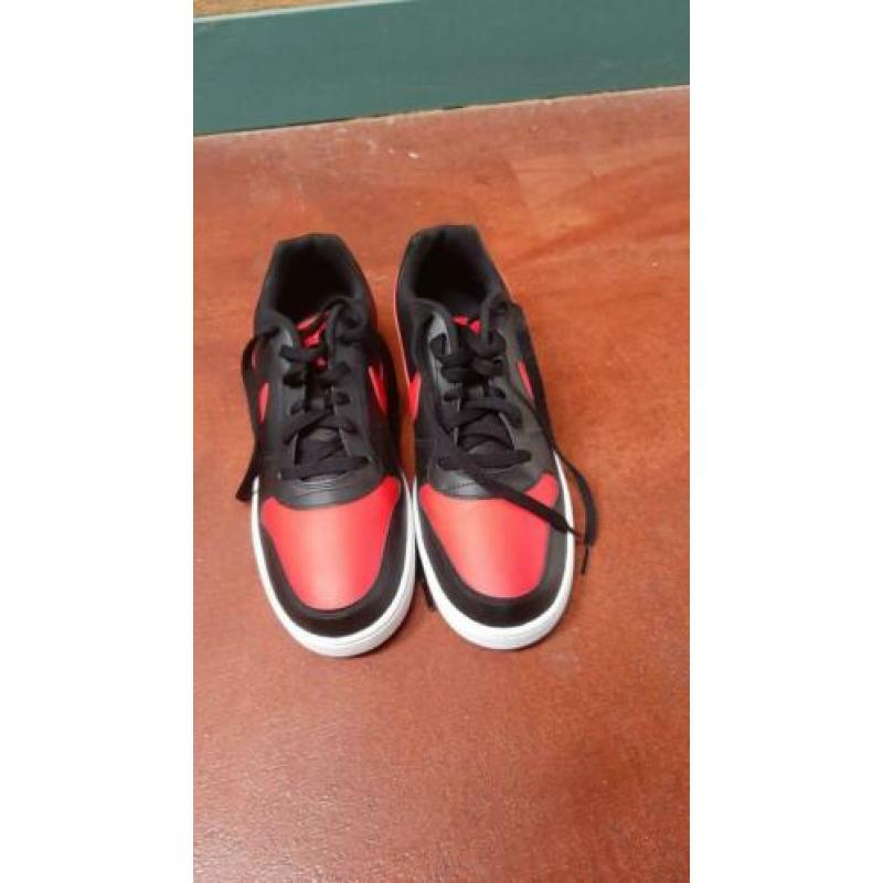 Nike schoenen rood met zwart Maat 44