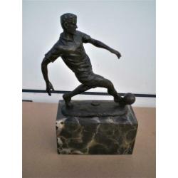 Bronzen beeld voetballer op marmeren sokkel