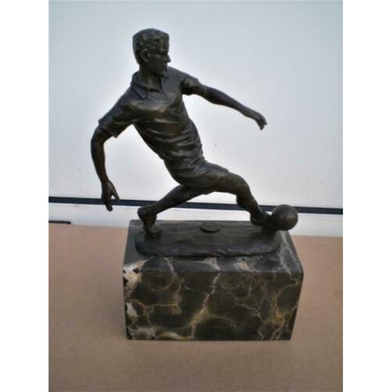 Bronzen beeld voetballer op marmeren sokkel