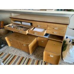 Dressoir met uitschuifbare ladeblokken.