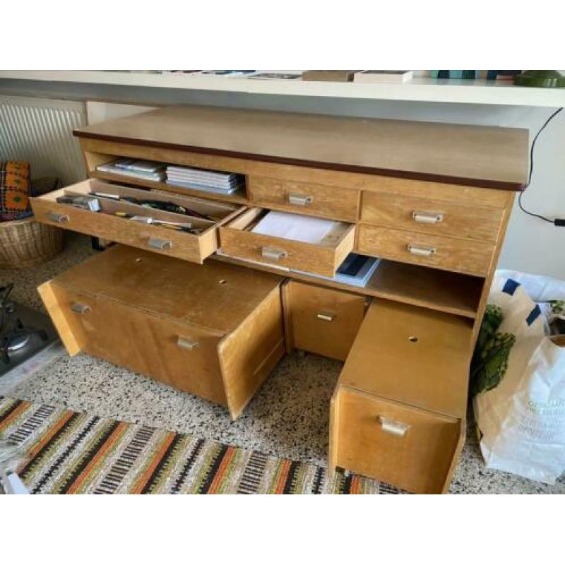 Dressoir met uitschuifbare ladeblokken.