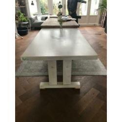 Stevige houten eettafel