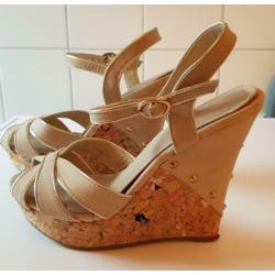 Slee hak sandalen 37 Beige met goud randje zgan