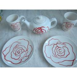 Servies met rode roos,borden,mokken thee/koffiepot. nieuw !