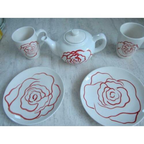 Servies met rode roos,borden,mokken thee/koffiepot. nieuw !