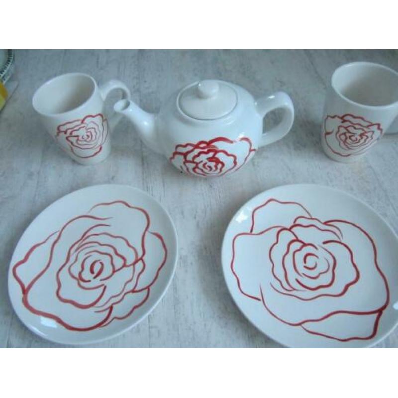 Servies met rode roos,borden,mokken thee/koffiepot. nieuw !