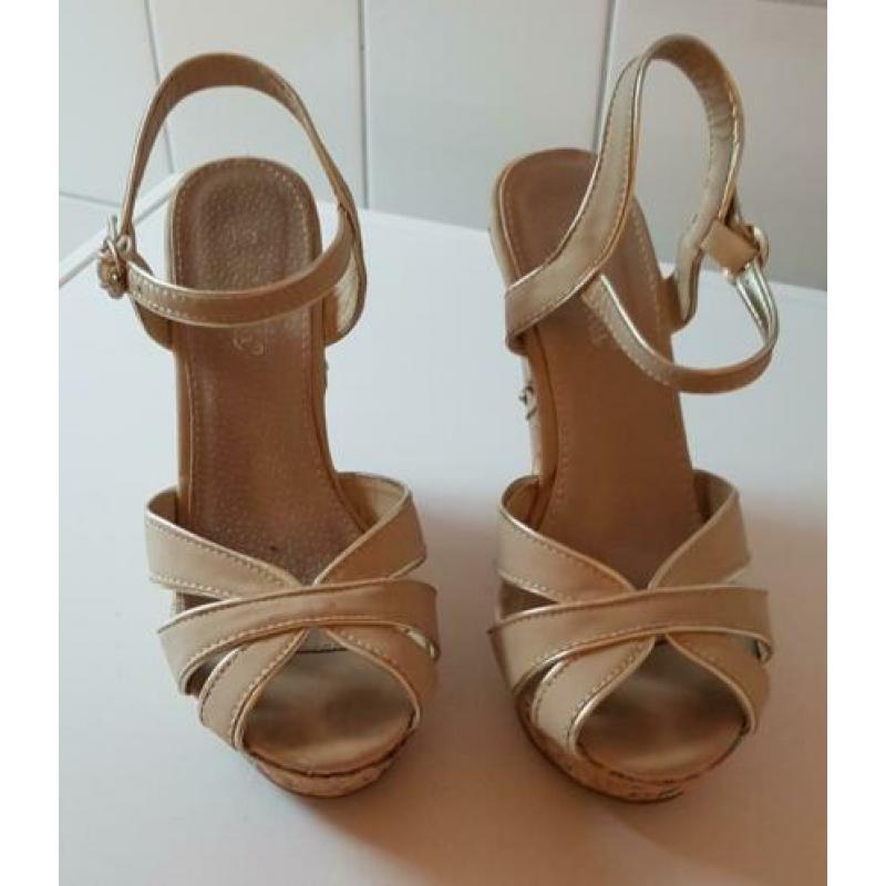 Slee hak sandalen 37 Beige met goud randje zgan