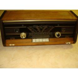 bijna antieke Philips radio (plus zolder-leegverkoop)