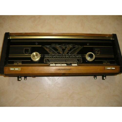 bijna antieke Philips radio (plus zolder-leegverkoop)