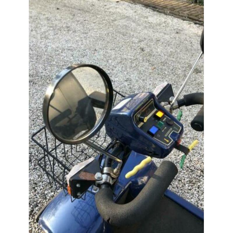Nette donkerblauwe scootmobiel, 4 wielen, ZGAN