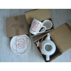 Servies met rode roos,borden,mokken thee/koffiepot. nieuw !