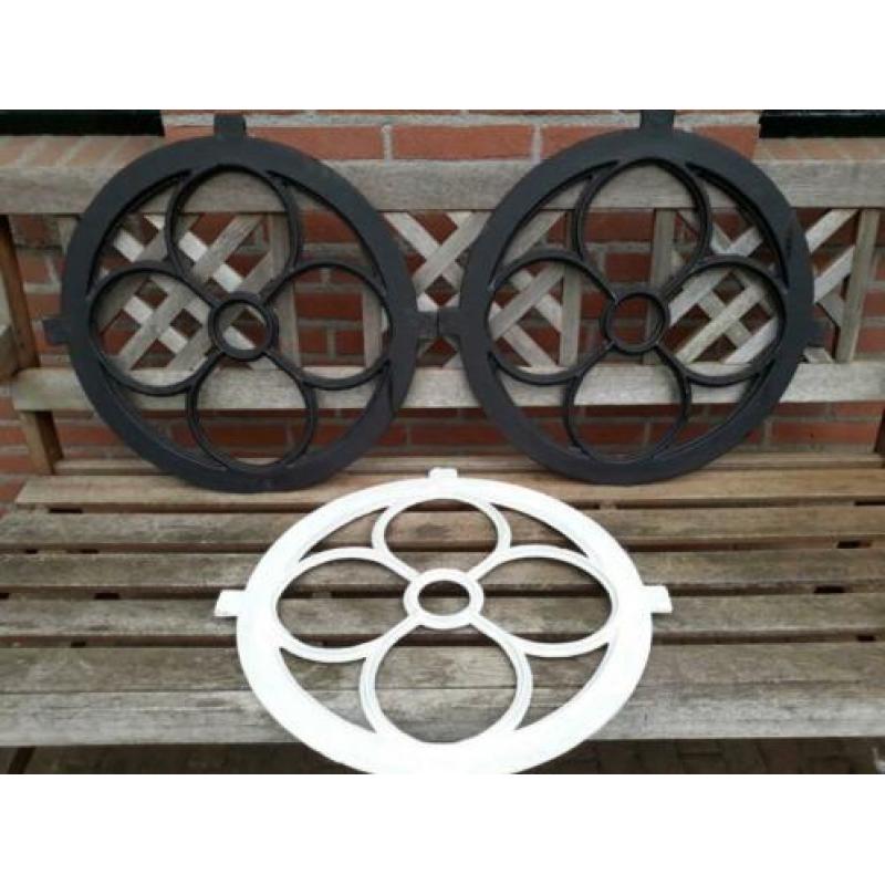 Twee mooie rond 58 cm gietijzeren stalramen