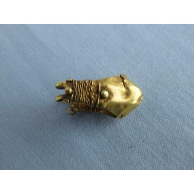 Gouden oorhanger bronstijd ca. 3000 jaar oud bodemvondst