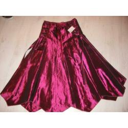 nieuwe gevoerde,lange, glanzende, aubergine kleurige rok, M