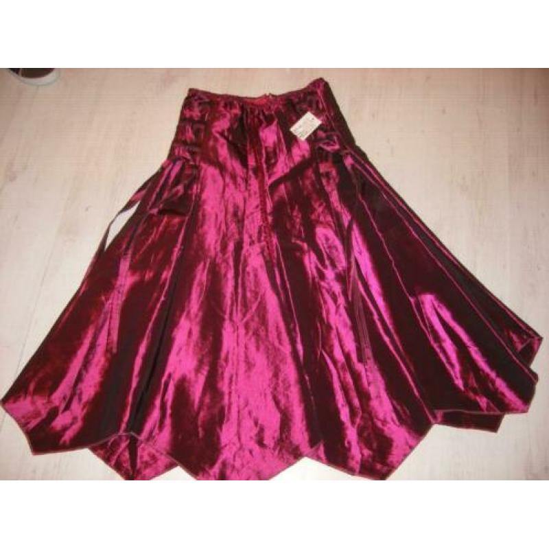 nieuwe gevoerde,lange, glanzende, aubergine kleurige rok, M