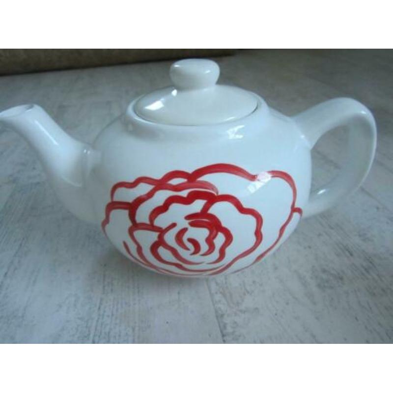 Servies met rode roos,borden,mokken thee/koffiepot. nieuw !
