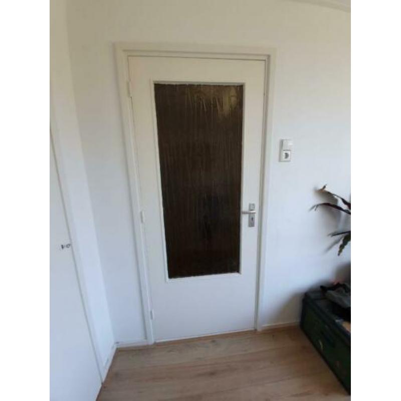 Twee stompe binnendeuren met glas