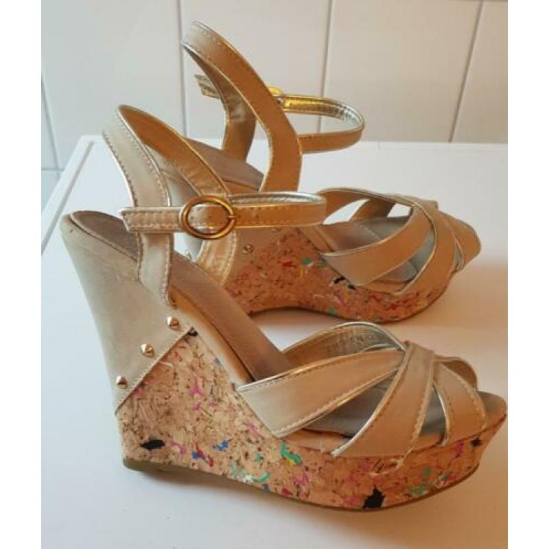 Slee hak sandalen 37 Beige met goud randje zgan