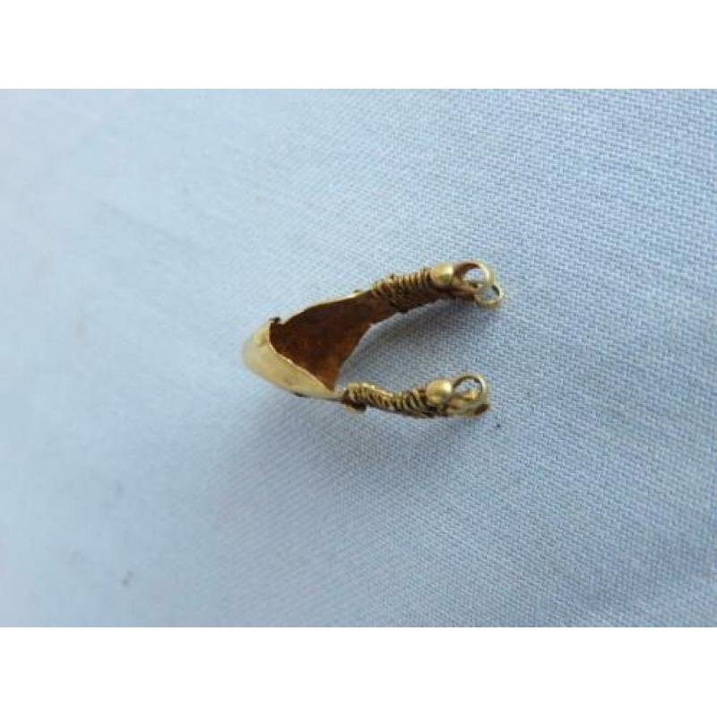 Gouden oorhanger bronstijd ca. 3000 jaar oud bodemvondst