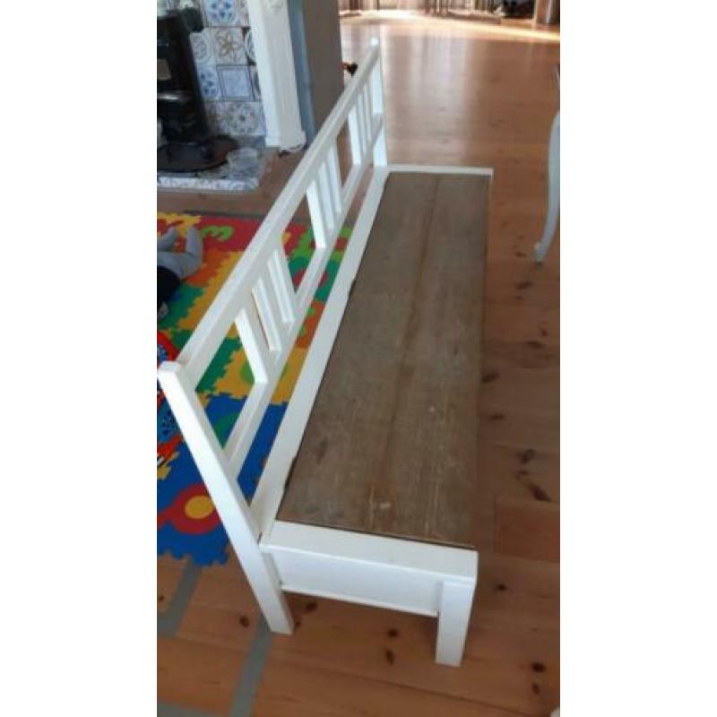 Handgemaakte eettafel met stoelen en zitbank