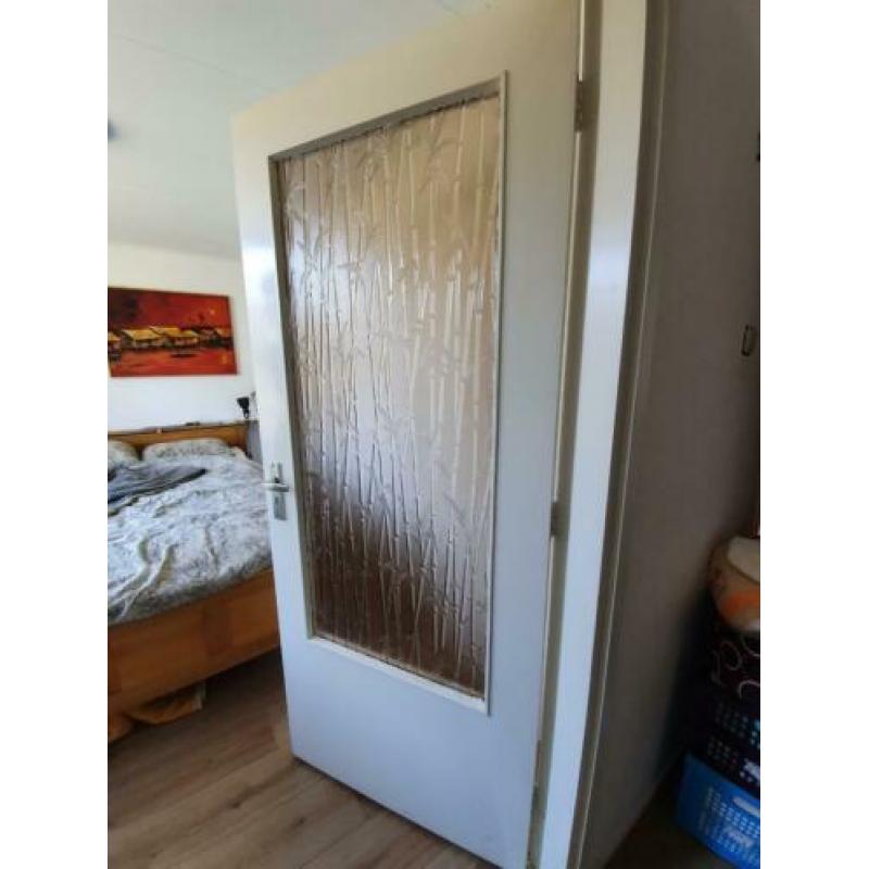 Twee stompe binnendeuren met glas