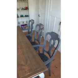 Handgemaakte eettafel met stoelen en zitbank