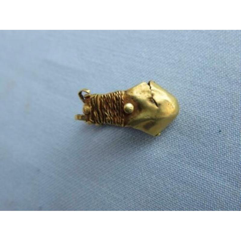 Gouden oorhanger bronstijd ca. 3000 jaar oud bodemvondst