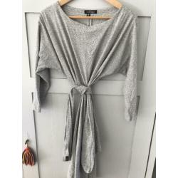 La Dress jurk - lichtgrijs met zwarte stipjes (maat M)