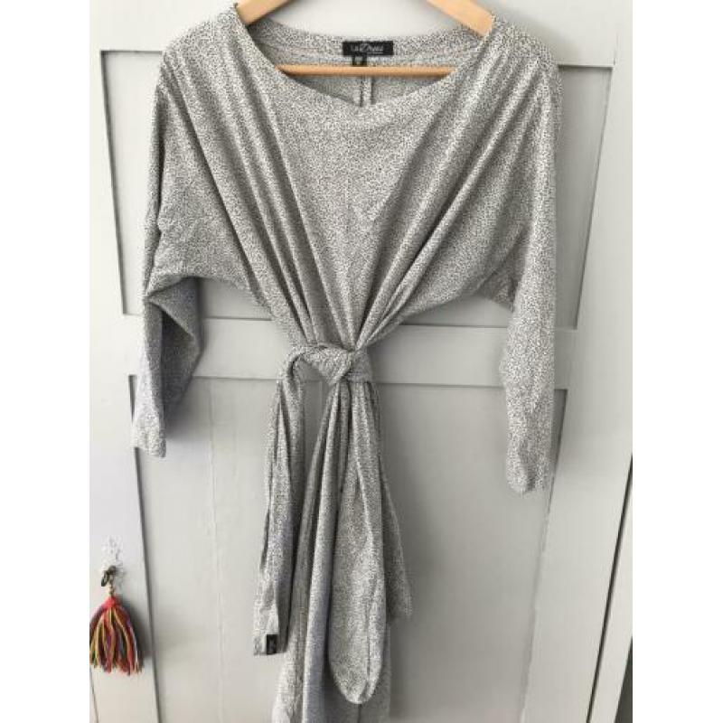 La Dress jurk - lichtgrijs met zwarte stipjes (maat M)