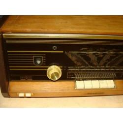 bijna antieke Philips radio (plus zolder-leegverkoop)