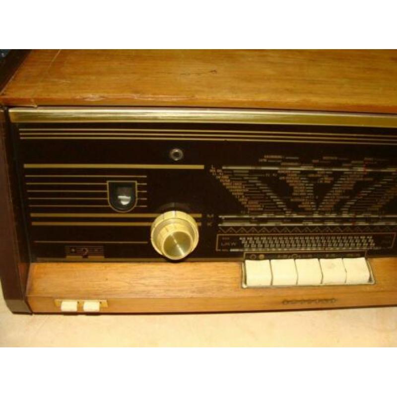 bijna antieke Philips radio (plus zolder-leegverkoop)