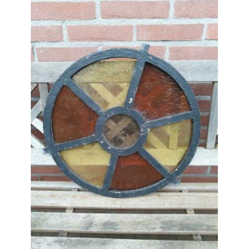 Twee mooie rond 58 cm gietijzeren stalramen