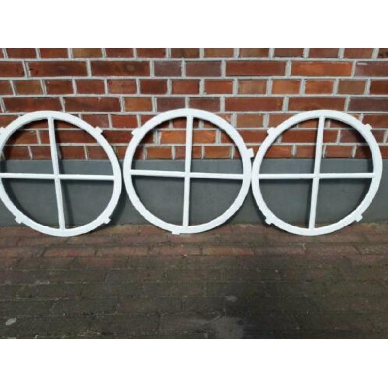 Twee mooie rond 58 cm gietijzeren stalramen