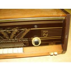 bijna antieke Philips radio (plus zolder-leegverkoop)