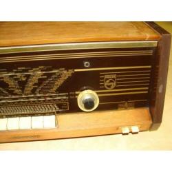 bijna antieke Philips radio (plus zolder-leegverkoop)