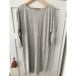 La Dress jurk - lichtgrijs met zwarte stipjes (maat M)