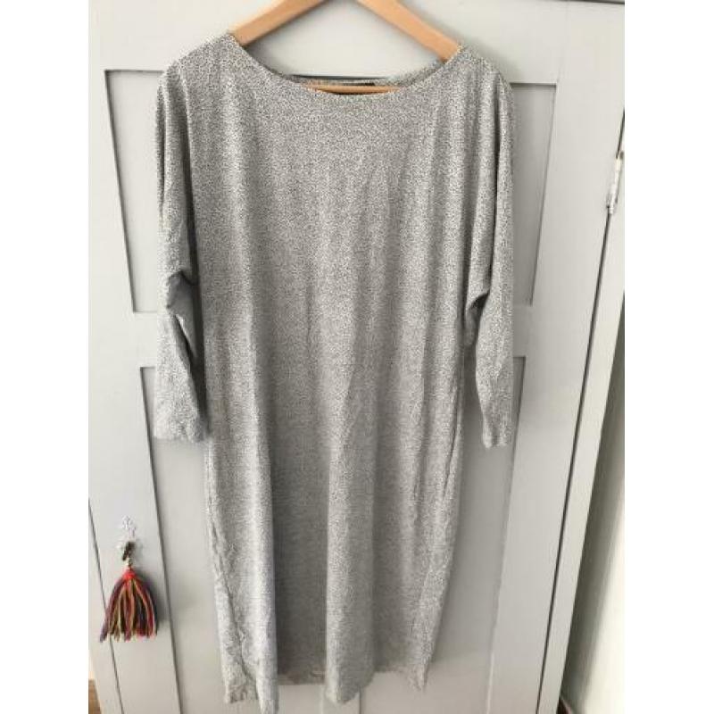 La Dress jurk - lichtgrijs met zwarte stipjes (maat M)